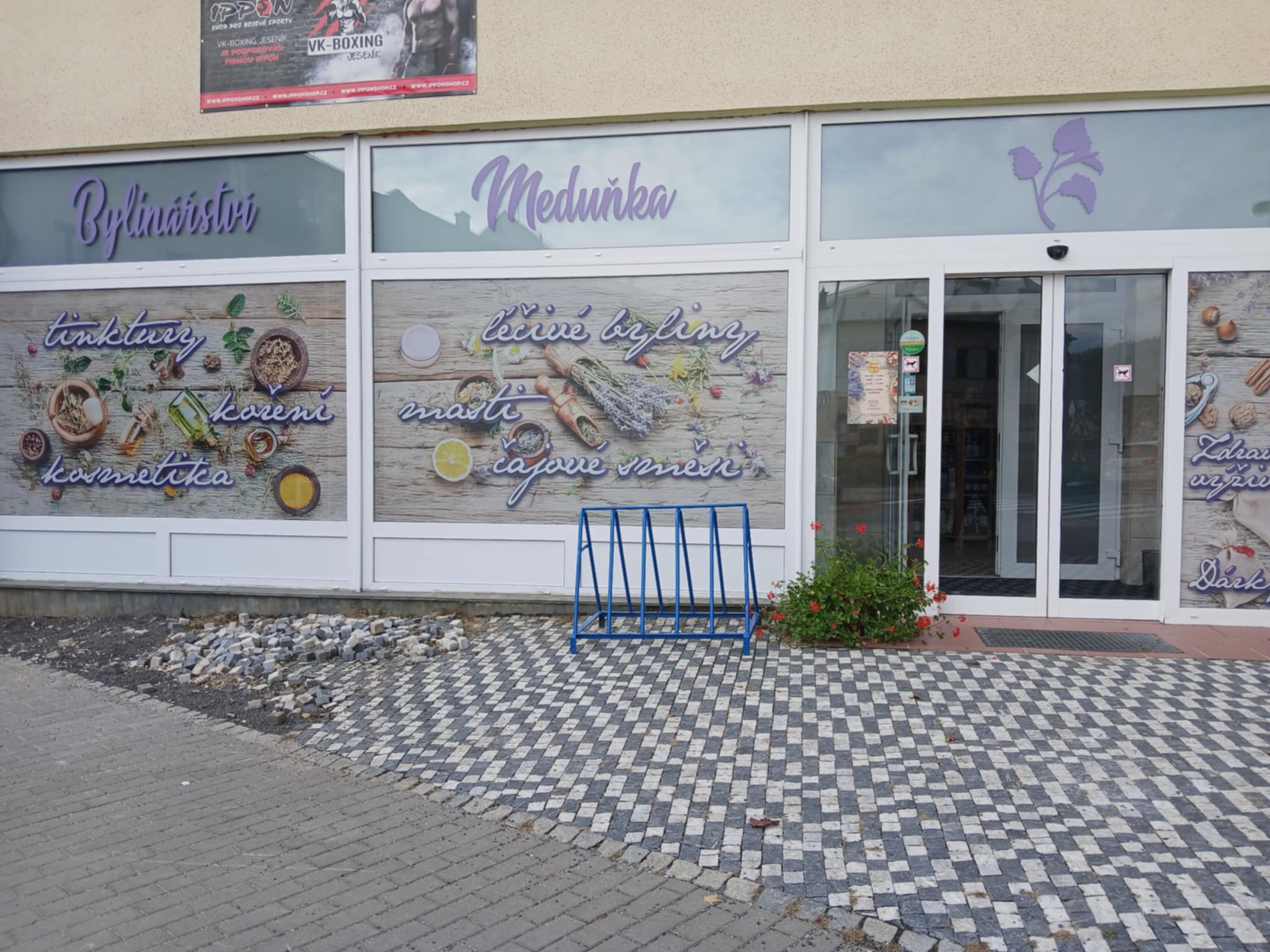 Bylinky a čaje na dřevěném pultu